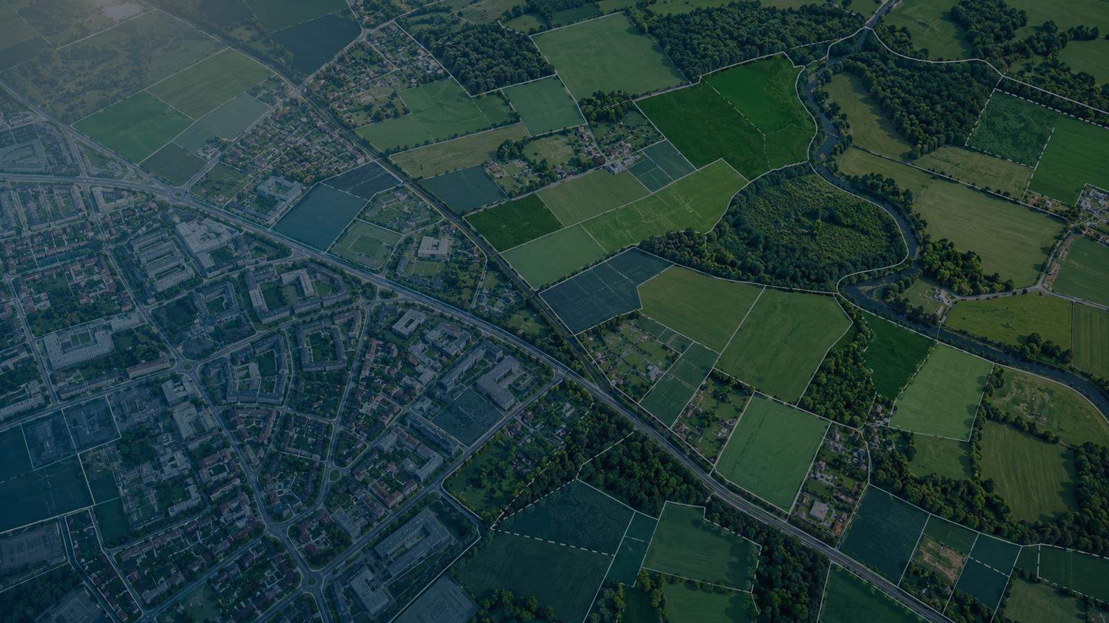 Vista aérea de áreas urbanas e rurais com representação dos limites territoriais